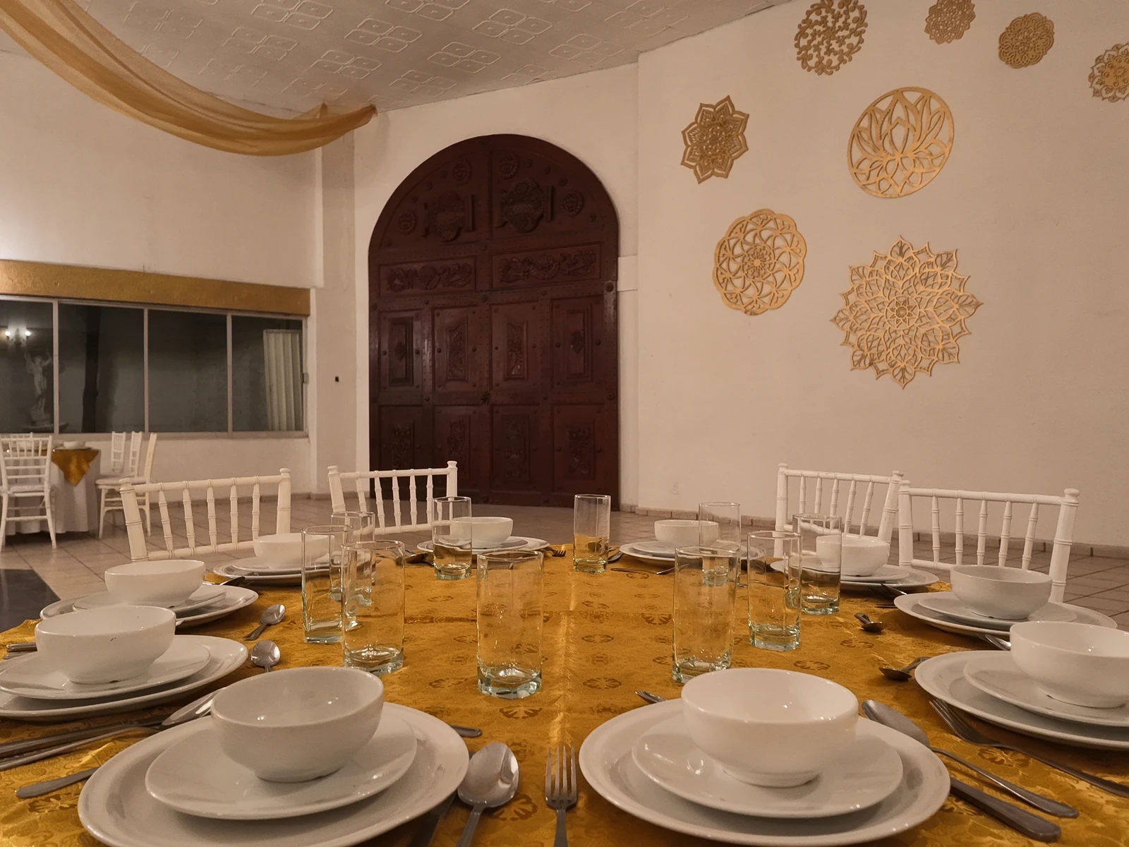 Montaje de mesa y platillos de Mayahuel Catering en La Fuente Arboledas, Ciudad López Mateos